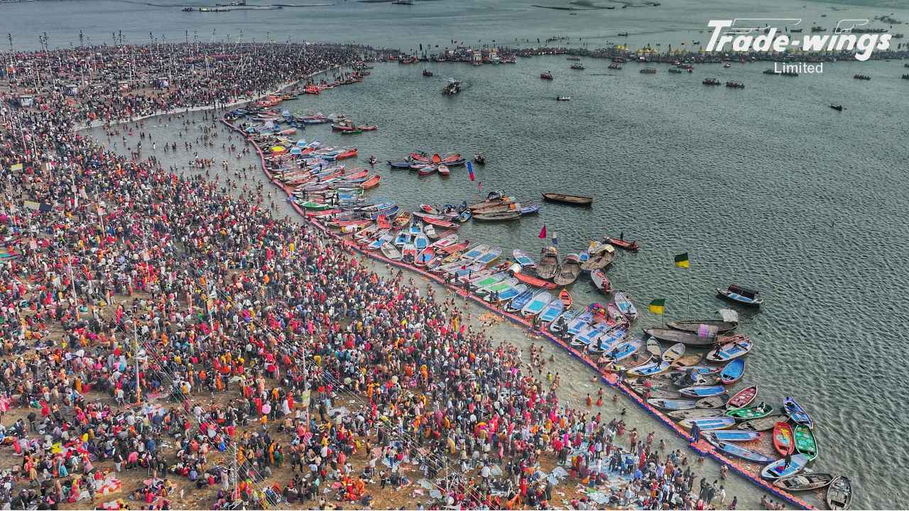 Nashik Kumbh Mela 2027: Complete Guide to Simhastha, Shahi Snan & Travel Devotees gather at Ramkund during Nashik Kumbh Mela 2027 for the sacred Shahi Snan with temples and holy river in view.